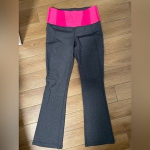 Lululemon size 4 Grey flare bottom leggings EUC